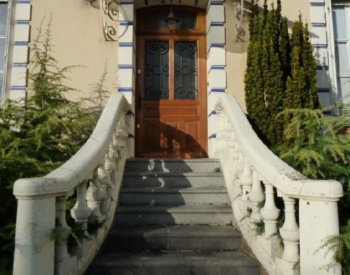 maison bourgeoise région de Sablé sur Sarthe - escalier d'accès avec balustres
